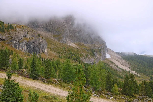 意大利白云岩的高山 多雾的天空 — 图库照片