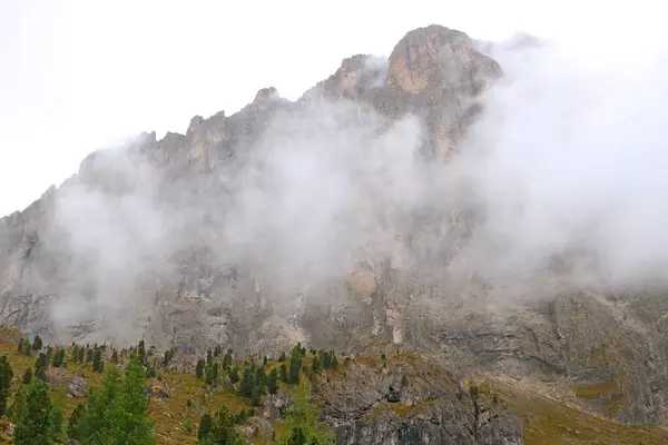 Schöne Aussicht Auf Das Dolomitenmassiv Den Italienischen Dolomiten Bei Bewölktem — Stockfoto