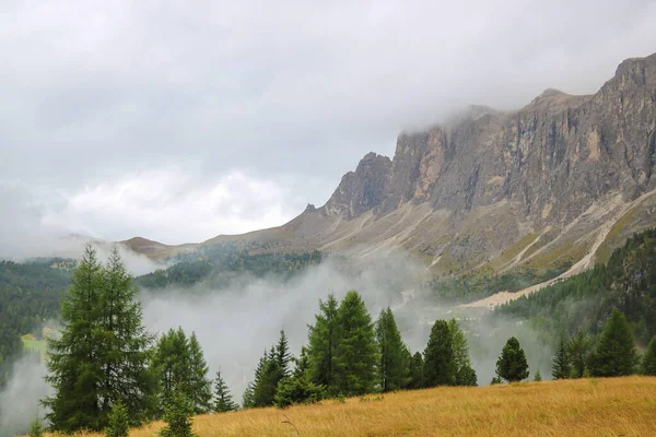 Paisagem Montanhosa Nebulosa Dolomitas Itália — Fotografia de Stock