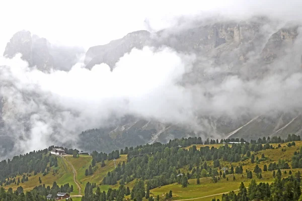 Les Sommets Des Dolomites Italie Sont Couverts Brouillard Tôt Dans — Photo