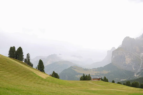 Dolomiternas Toppar Italien Täckta Dimma Tidig Våt Dimmig Morgon Början — Stockfoto