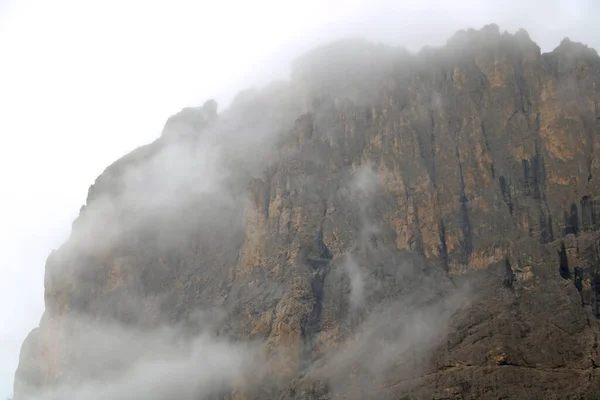 Der Gipfel der Dolomiten in Italien im Nebel. Herbstnebel am Morgen. Selektiver Fokus. — Stockfoto