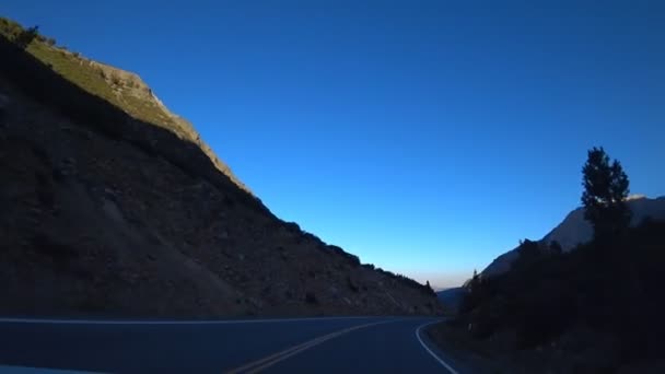 夜のカリフォルニアの美しい曲がりくねった平らな道で車を運転する — ストック動画