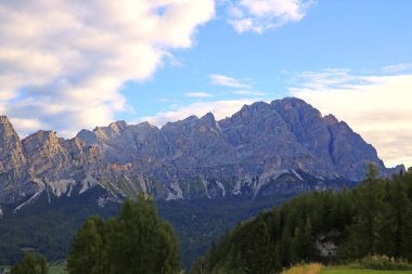 Güzel yaz manzarası, muhteşem dağ geçidi ve yüksek dağlar, Dolomitler, İtalya, Avrupa