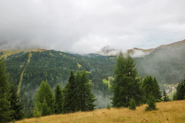 Die Gipfel Der Dolomiten Italien Sind Nebel Gehüllt Frühmorgens Nasser — Stockfoto