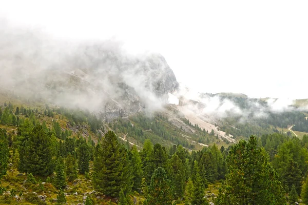 Les Sommets Des Dolomites Italie Sont Couverts Brouillard Tôt Dans — Photo