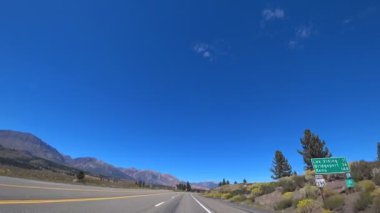 California, ABD 'de Mono Gölü ve Lee Vining yakınlarında 395 nolu yolda araba sürüyorum..