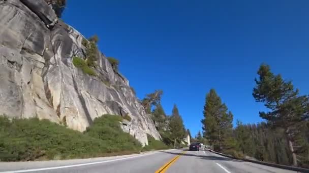 开车穿过约塞米蒂一条穿过公园的美丽蜿蜒的道路 渴望旅行 — 图库视频影像