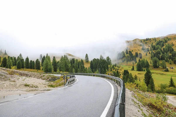 Strada Bagnata Scivolosa Alta Montagna Mattinata Nebbiosa Nelle Dolomiti Italia — Foto Stock