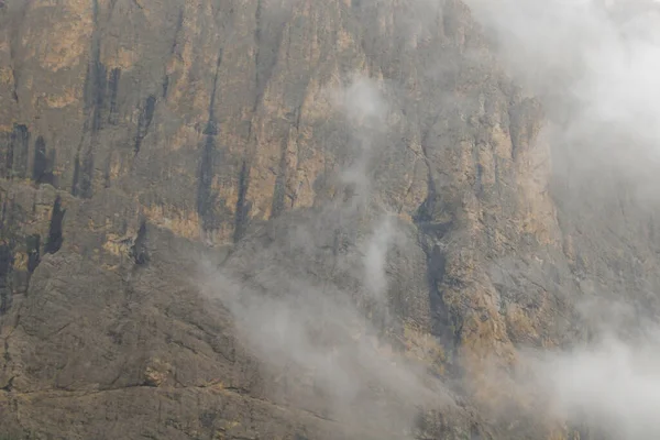 Picos Das Dolomitas Itália Estão Cobertos Nevoeiro Manhã Nevoeiro Molhada — Fotografia de Stock