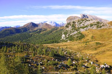 Güzel yaz manzarası, muhteşem dağ geçidi ve yüksek dağlar, Dolomitler, İtalya, Avrupa. Seçici odak