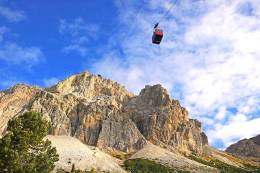 İtalyan Dolomitleri 'nde yaz manzarası. Alpe 'deki dağın tepesine giden kablo araba. İtalya. Avrupa. Seçici odak