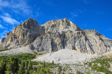 Güzel yaz manzarası, muhteşem dağ geçidi ve yüksek dağlar, Dolomitler, İtalya, Avrupa. Seçici odak