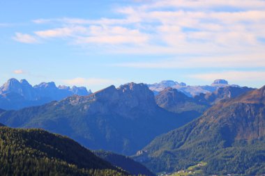 Güzel yaz manzarası, muhteşem dağ geçidi ve yüksek dağlar, Dolomitler, İtalya, Avrupa. Seçici odak