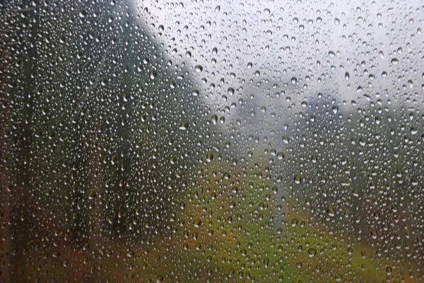 缆车玻璃上的雨滴 选择性焦距 — 图库照片