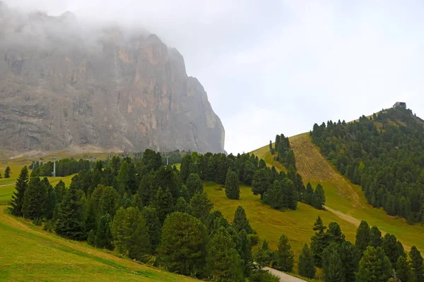 Κορυφές Των Δολομιτών Στην Ιταλία Είναι Καλυμμένες Ομίχλη Νωρίς Πρωί — Φωτογραφία Αρχείου