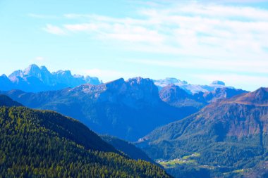 İtalya 'daki güzel Dolomitler. Mavi gökyüzü açık. Dağlar, güneş ışınlarıyla aydınlatılır. Temiz hava. Seçici odak