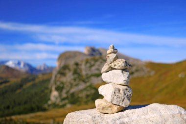 Bir dilek tutmak için taştan kule kayanın tepesinde duruyor.