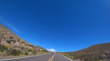 California, ABD 'de Mono Gölü ve Lee Vining yakınlarında 395 nolu yolda araba sürüyorum..