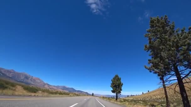 加利福尼亚道路的美丽景色 从车里往外看驾车在平坦的路上行驶 — 图库视频影像