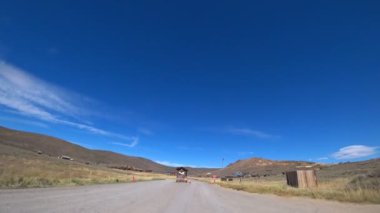 Kaliforniya 'da kır yolu boyunca araba sürme manzarası. Bodie State Tarihi Parkı.