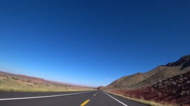 Amerikan yolları görkemli, sonsuz ve yolculuk için idealdir. Yol kırmızı alevler içindeki dağlar, tepeler ya da engin çöller arasında dönüp duruyor. Mükemmel yol yüzeyi ve işaretleri olan yol.. 