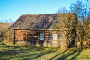 Göl kenarındaki eski ahşap ev.