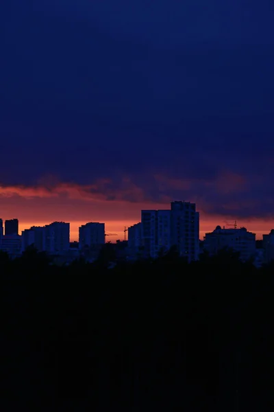 Schöner Sonnenuntergang Der Stadt Silhouette Von Häusern Und Baukränen Vertikale — Stockfoto