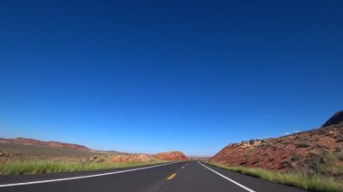 Düz Kaliforniya yolu. Arabanın penceresinin dışındaki çöl manzarası. Parlak güneşli bir gün. Ölüm vadisi California.