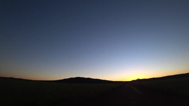 傍晚时分 汽车在乡间路上向日落驶去 多姿多彩的亚利桑那州 — 图库视频影像