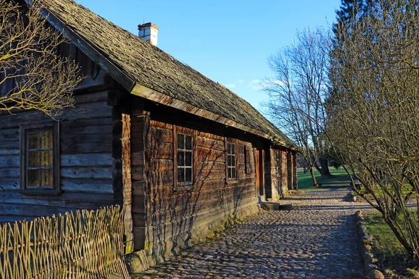 Stary Drewniany Wiejski Dom Nad Jeziorem — Zdjęcie stockowe