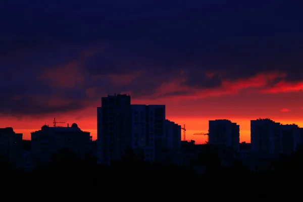 Silhouette Von Häusern Und Baukränen Schöner Sonnenuntergang Der Stadt Selektiver — Stockfoto