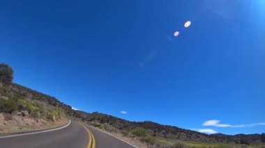 Kaliforniya 'da ıssız bir yol ve yalnız bir araç..