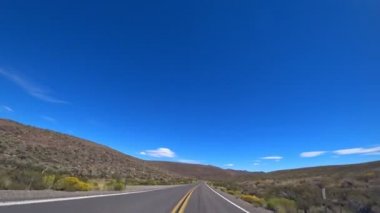 Kaliforniya 'da ıssız bir yol ve yalnız bir araç..