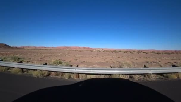 Tráfego Carros Nas Estradas Califórnia Longo Montanhas Vermelhas Brilhantes Uma — Vídeo de Stock