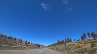 California, ABD 'de Mono Gölü ve Lee Vining yakınlarında 395 nolu yolda araba sürüyorum..