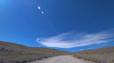 Kaliforniya 'da kır yolu boyunca araba sürme manzarası. Bodie State Tarihi Parkı.