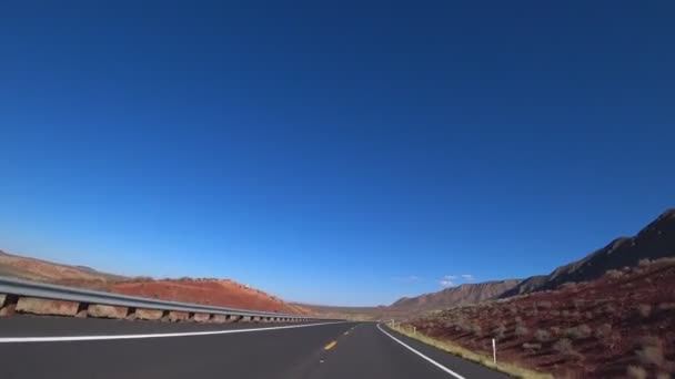 美国的道路是宏伟的 无尽的和理想的道路旅行 这条路在火红的群山 小山或广阔的沙漠中曲折曲折 具有完美路面和标志的道路 — 图库视频影像