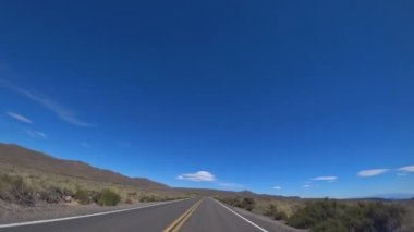 Güzel Amerikan yolları. Araba güneşli bir günde düz yollarda hareket eder. Otomatik seyahat.