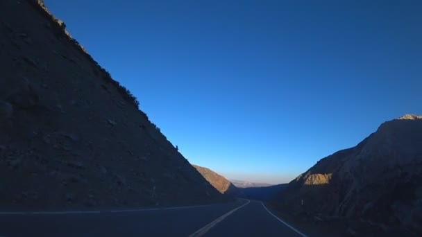 傍晚时分 一辆汽车在加州陡峭的山路上行驶 美丽的山坡 平坦的道路 汽车旅行 — 图库视频影像