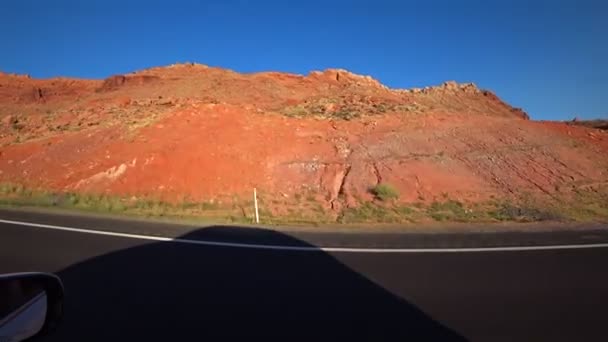 Traffico Automobilistico Sulle Strade Della California Lungo Montagne Rosse Luminose — Video Stock