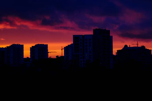 Schöner Sonnenuntergang Der Stadt Silhouette Von Häusern Und Baukränen Selektiver — Stockfoto