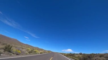 Düz Kaliforniya yolu. Arabanın penceresinin dışındaki çöl manzarası. Parlak güneşli bir gün. Ölüm vadisi California.