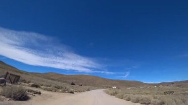 Kaliforniya 'da kır yolu boyunca araba sürme manzarası. Bodie State Tarihi Parkı.