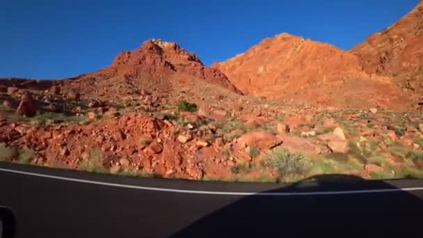 Tráfego Carros Nas Estradas Califórnia Longo Montanhas Vermelhas Brilhantes Uma — Vídeo de Stock