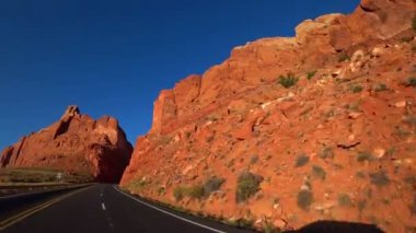 Araba California 'ya doğru gidiyor. İnanılmaz bir manzara. Yolculuk.