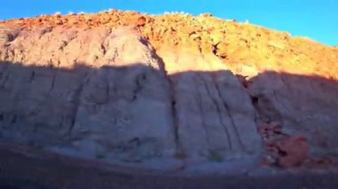 Araba California 'ya doğru gidiyor. İnanılmaz bir manzara. Yolculuk.