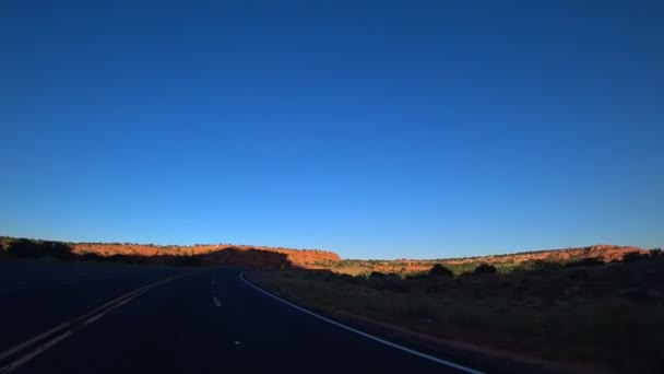 汽车正沿着加州的一条路行驶 不可思议的景象 陆路旅行 — 图库视频影像