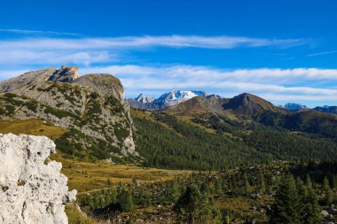 Güzel yaz manzarası, muhteşem dağ geçidi ve yüksek dağlar, Dolomitler, İtalya, Avrupa. Seçici odak