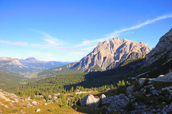 Vackert Sommarlandskap Fantastiskt Alpint Pass Och Höga Berg Dolomiter Italien — Stockfoto